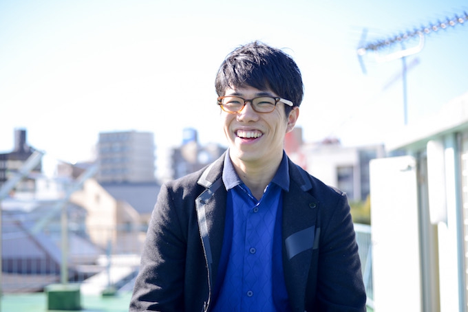 【写真】笑顔で立っているさいとうゆうすけさん