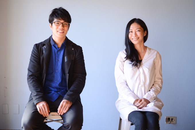 【写真】座って微笑むさいとうゆうすけさんとおざわいぶきさん
