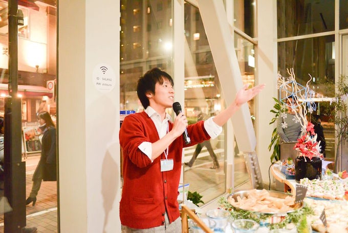 【写真】メニューやPIECESの活動についてイベントで説明してくれる坂本さん