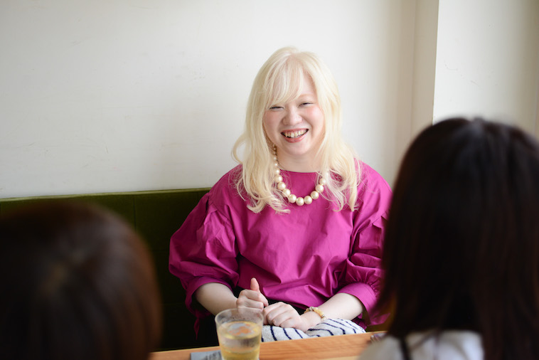 【写真】当時のことを思い出しながら楽しそうに笑顔で話すやぶもとまいさん