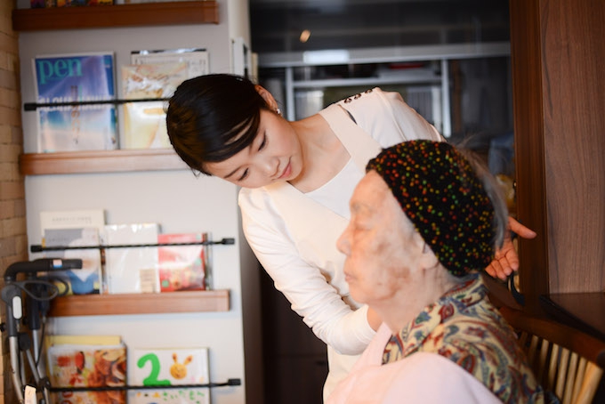 【写真】真剣な表情で、おばあさまの顔に触れるちしおさん