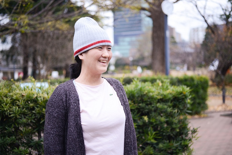 【写真】街頭で笑顔で立っているのむらちよさん