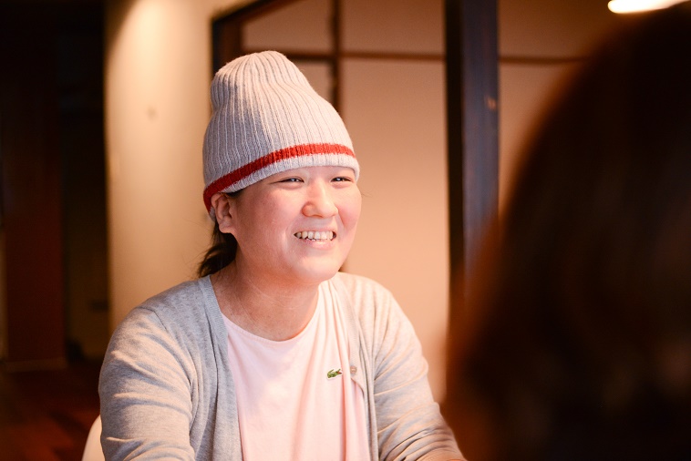 【写真】微笑んでインタビューに応えるのむらちよさん