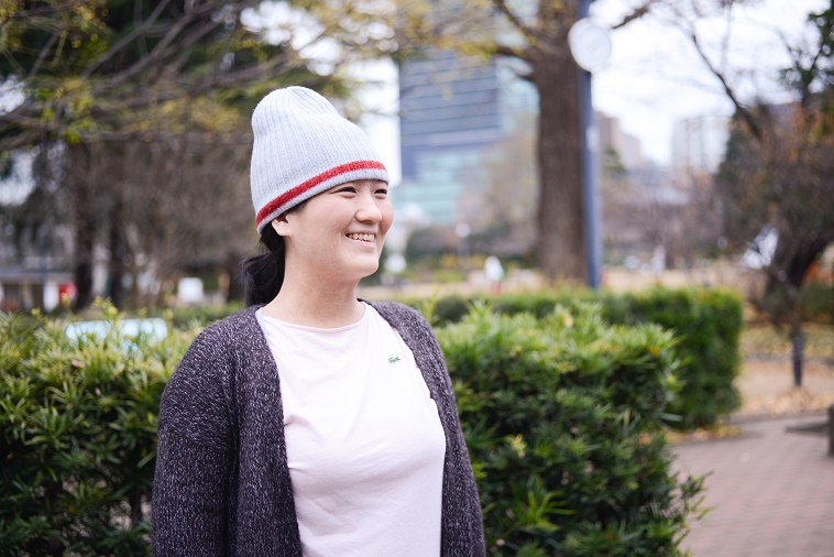 【写真】街頭で笑顔で立っているのむらちよさん