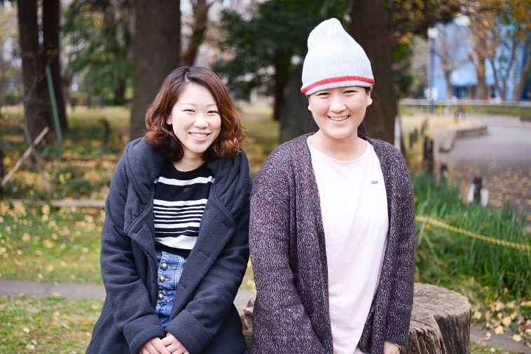 【写真】木々をバックに、笑顔ののむらちよさんとライターのおかもとみきさん