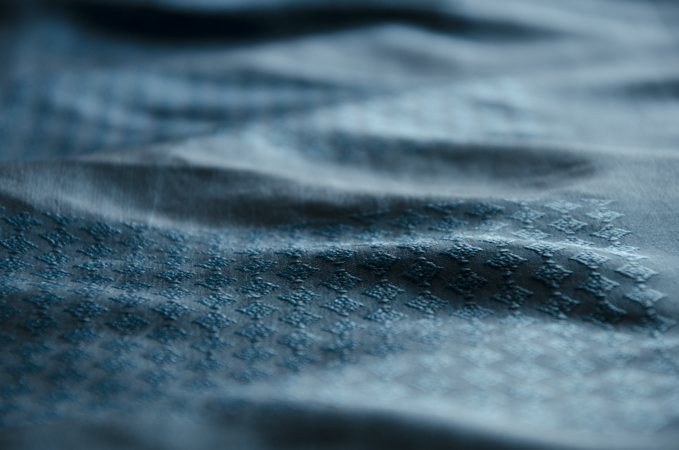 【写真】シルクのスカーフ。きらきらと輝く布にはでこぼことした模様が織られている