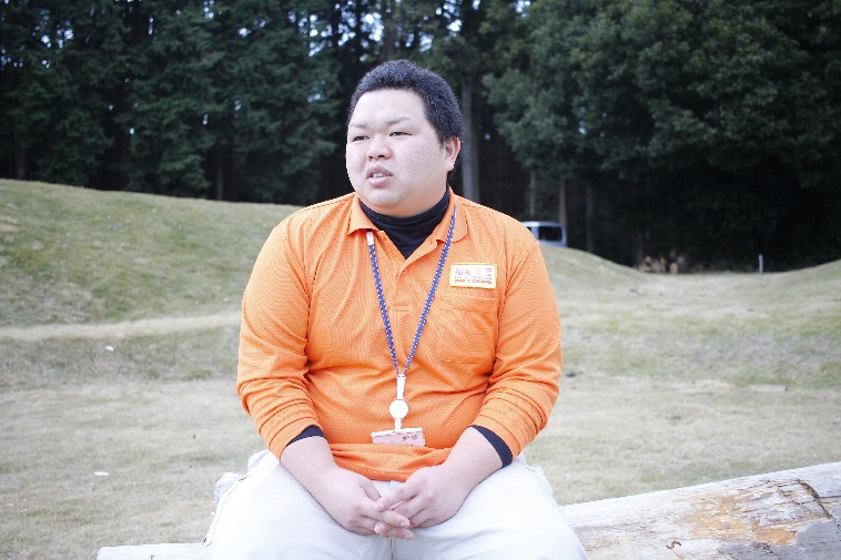 【写真】真剣な表情で話す支援員のにしやまさん