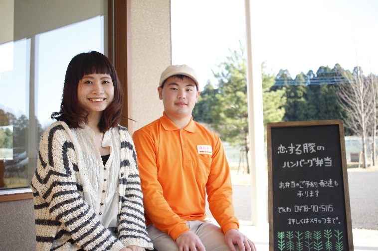 【写真】ライターとくどうみずほと、スタッフのやなぎほりさんが並んで座り微笑みを向けている