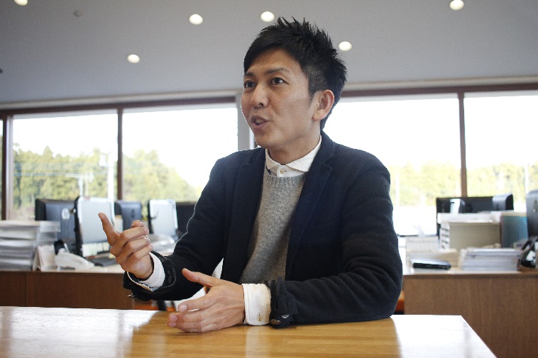 【写真】手を使って何かジェスチャーをしながら話すありたそういちさん