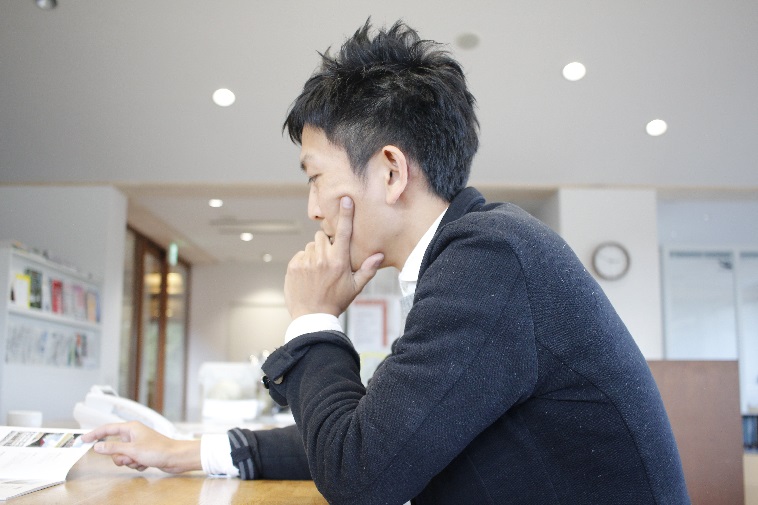 【写真】考え込むような表情のありたそういちさん