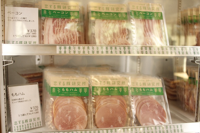 【写真】ベーコンとももハム、それぞれ370円と記載されているものがずらりと並ぶ
