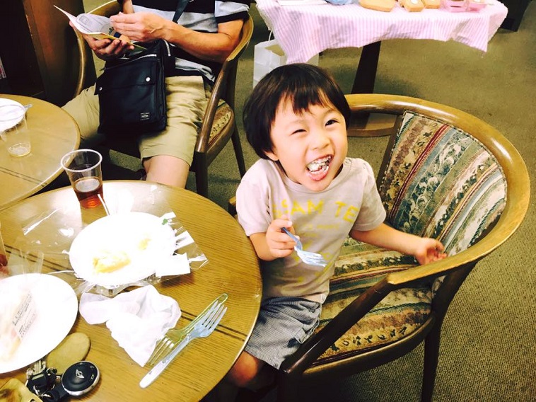 【写真】ケーキを一口食べて、カメラへ満面の笑みを向ける子ども。