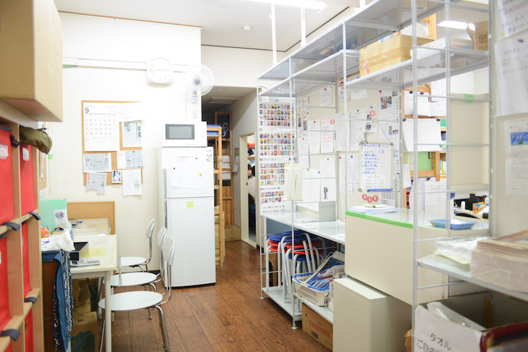 【写真】ビッグイシュー日本の東京事務所には、冷蔵庫や電子レンジもある。