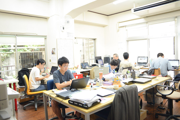 【写真】ビッグイシュー東京事務所ではスタッフの方達がパソコンなどで作業している