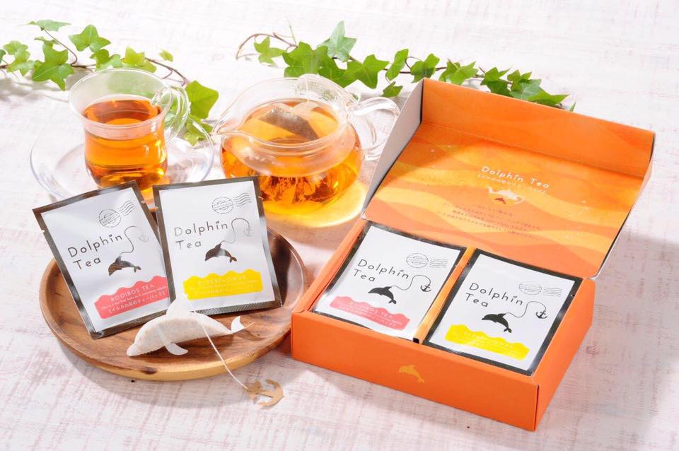 【写真】商品の一つ、フレーバーティーセット。淹れられた紅茶に、明るい光が差し込んで爽やかな雰囲気が漂う。