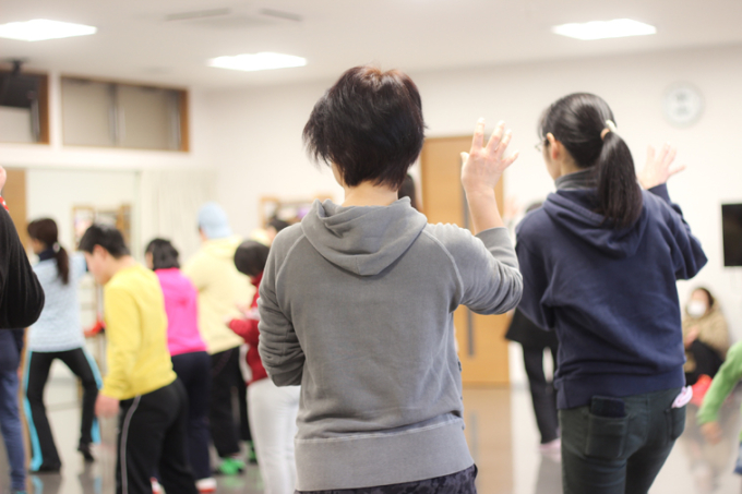 【写真】子どもたちの後ろで、こっそりダンスを行う保護者の方々