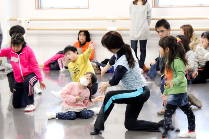 【写真】ダンスの練習風景。子どもたちがそれぞれポーズをとっている