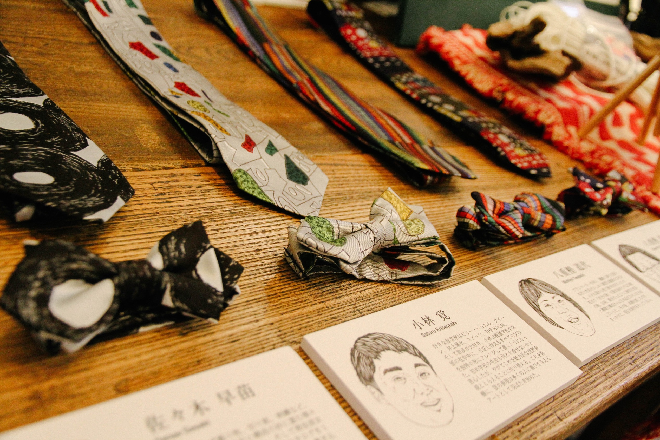 【写真】むくさんのプロダクトであるネクタイには、製作者の情報がぎっしり詰まった説明書が設置されている