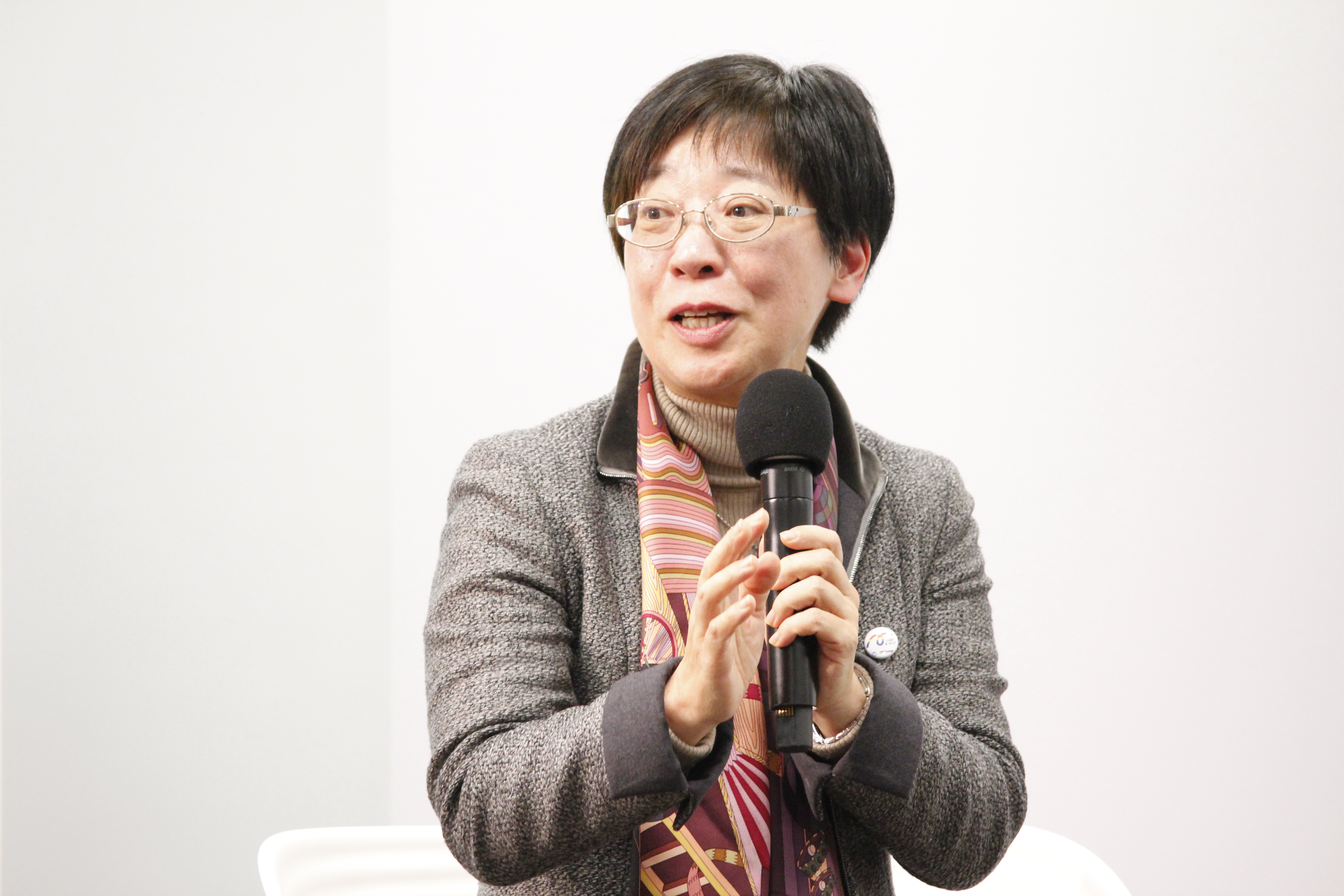 【写真】横に座っているおおたさんの方を向きながら、笑顔で話すかわさきさん