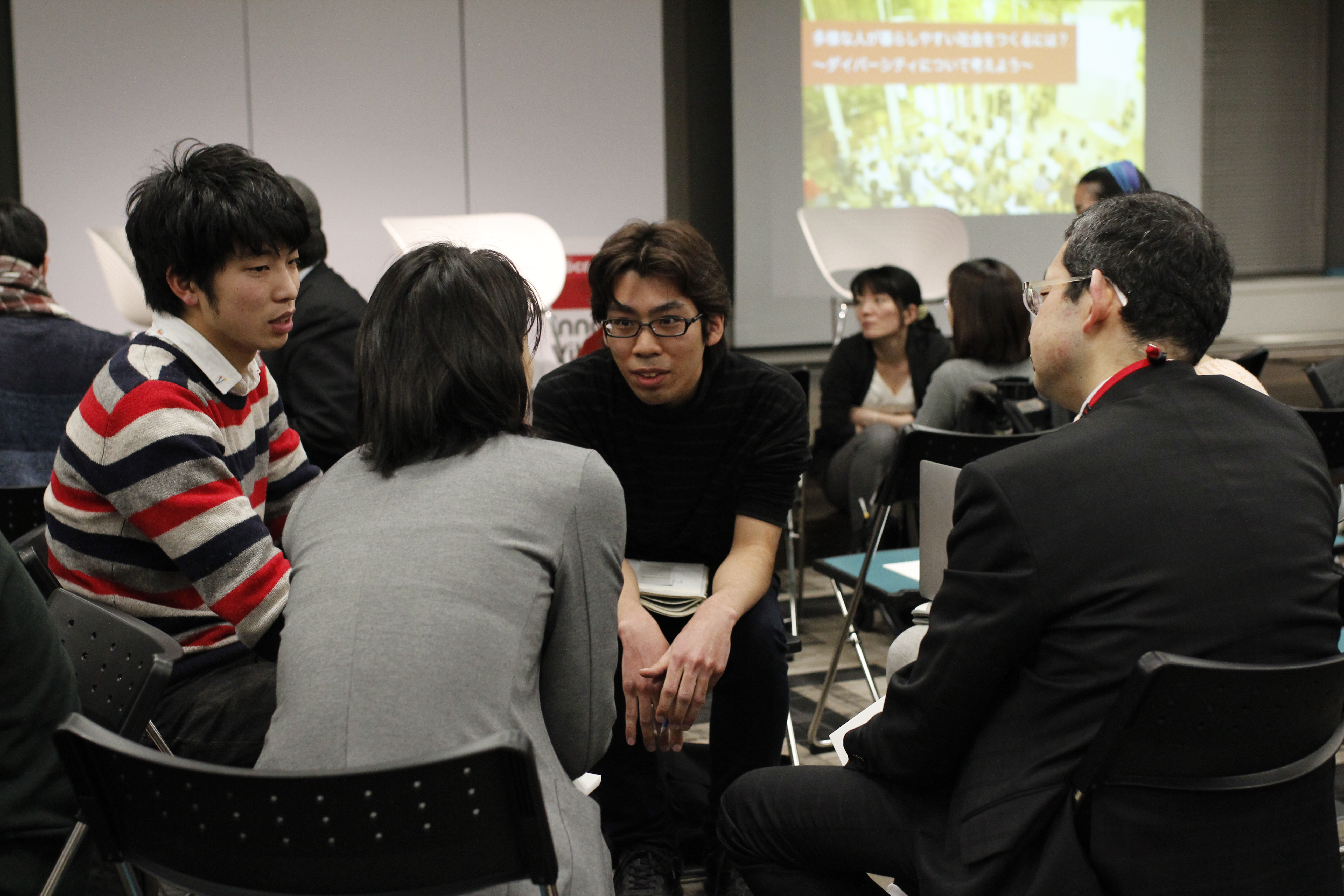 【写真】ある参加者の話を、身を乗り出しながら笑顔で聞く参加者