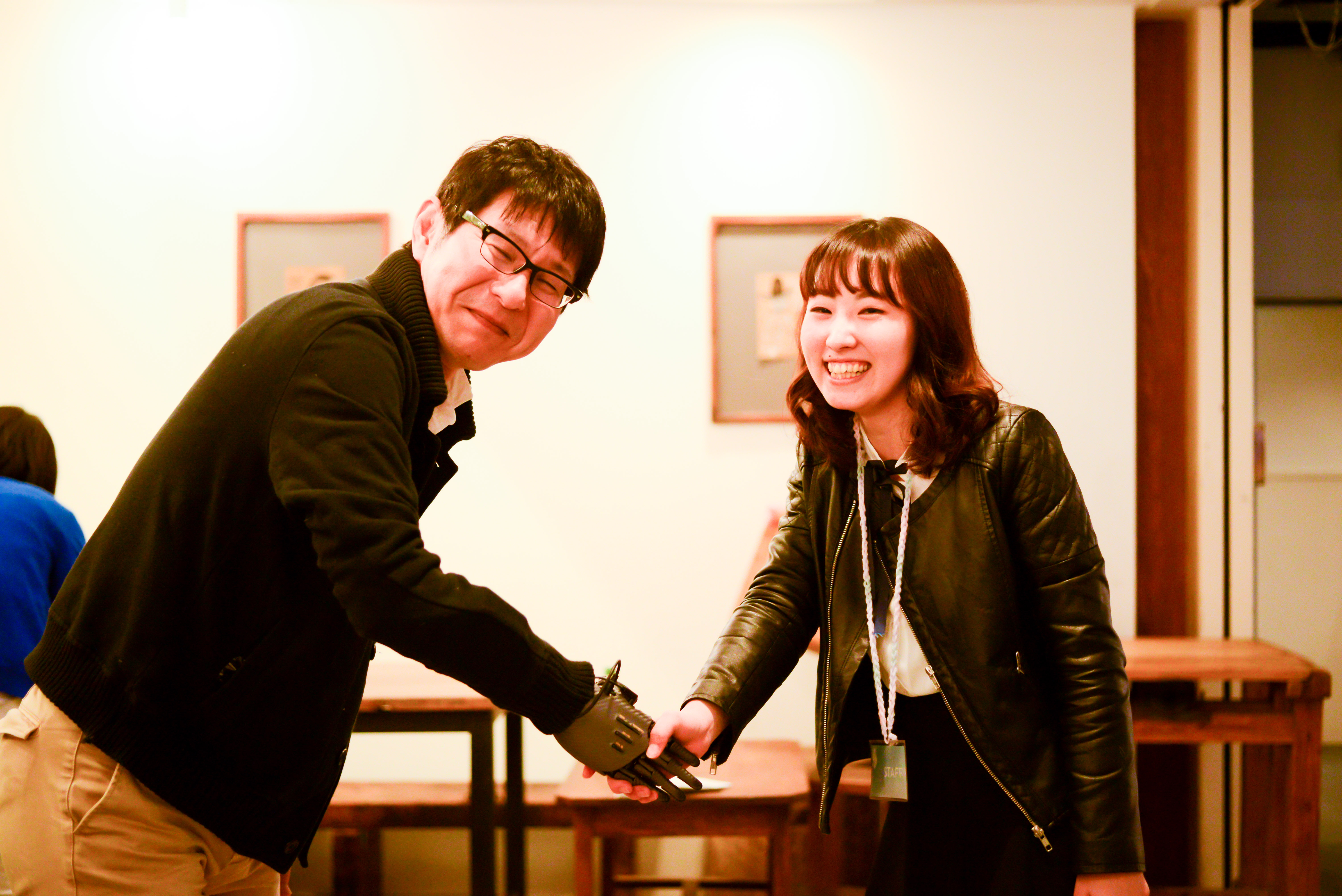 【写真】参加者と義手で握手する、笑顔の森川さん