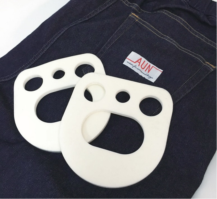 【写真】ジーンズパンツと衝撃吸収パッド。