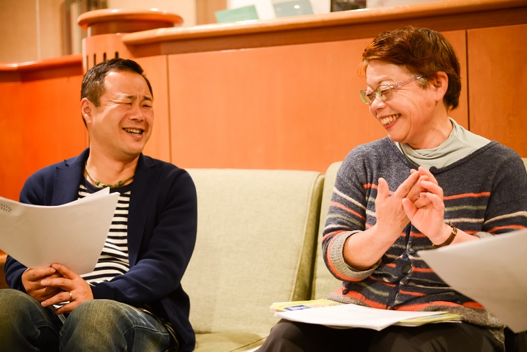 【写真】あおやまさんといわいさんが会話をしている。とても楽しそうだ。