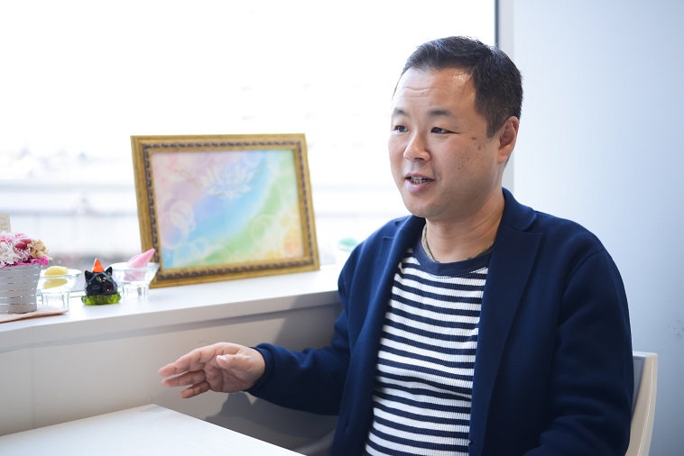 【写真】インタビューに応えるあおやまさん。