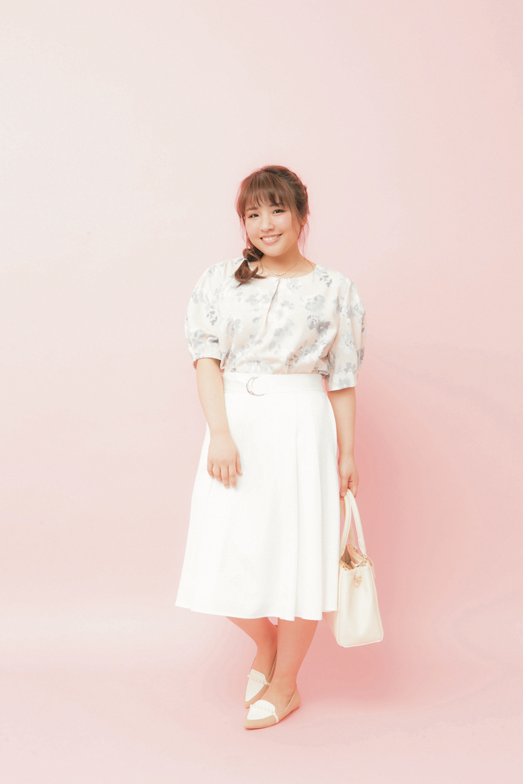 【写真】モデルとして撮影をするなおさん。柔らかい笑顔を浮かべている