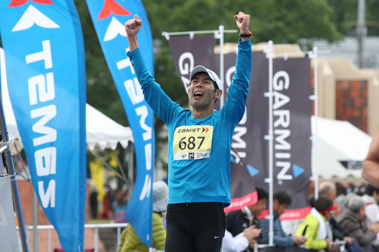 【写真】100キロマラソンを走り終えて、喜びをあらわにするおおくぼさん。