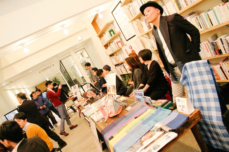 【写真】めこんぶるーさんが展示しているのは、カンボジアの女性たちによる手織りストール