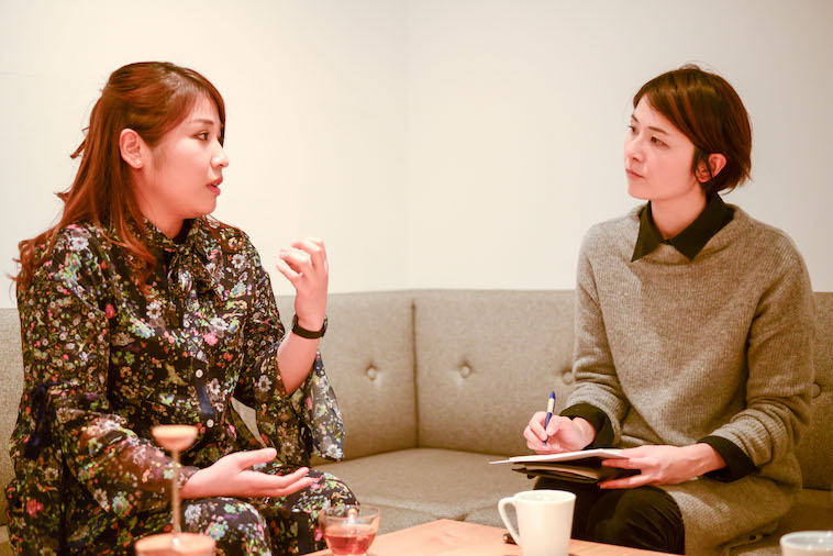 【写真】インタビューに応えるなおさんとライターのたまいこやすこさん。