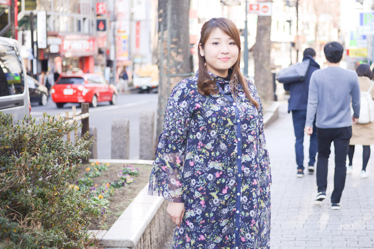 【写真】街頭で微笑んで立っているなおさん