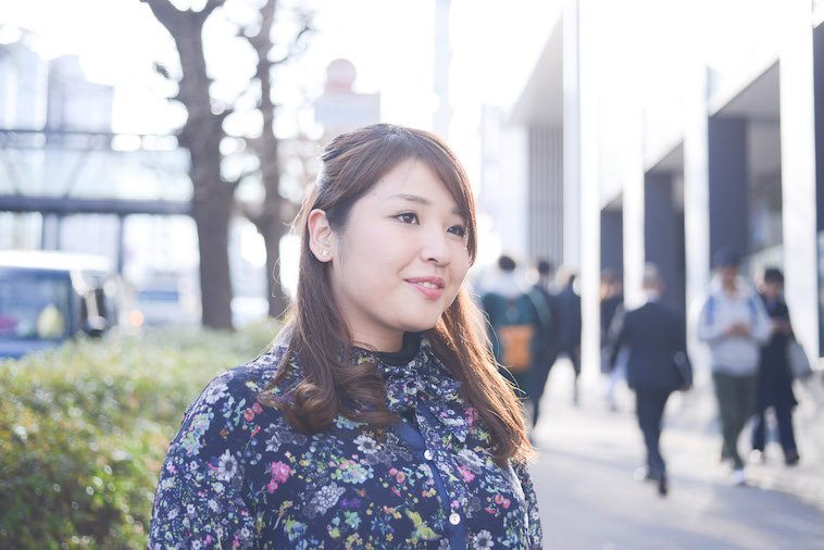 【写真】微笑んでインタビューに応えるなおさん