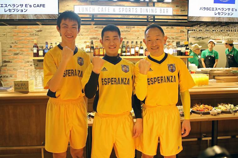 【写真】ユニフォームに身を包んで、ポーズを決める３名。