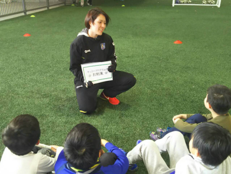 【写真】微笑みながら子供達にサッカーを教える、うすきみささん。