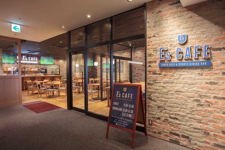 【写真】E's CAFEの店頭の風景。煉瓦造りの壁が海外を感じさせる。