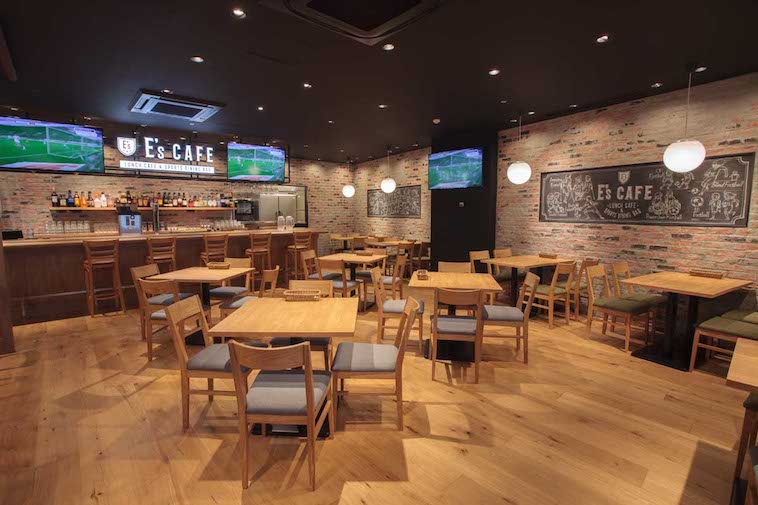 【写真】木でできた机と椅子、煉瓦造りの壁からは落ち着いた雰囲気が漂う。