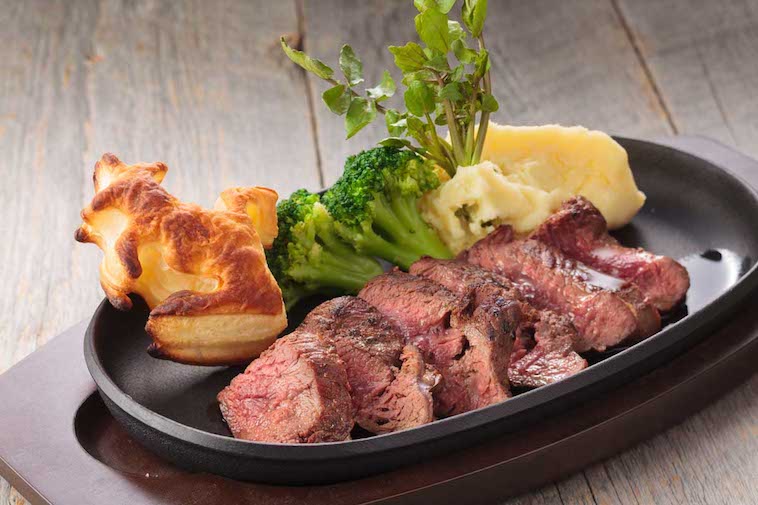 【写真】鉄板の上に並ぶ赤身のお肉が、食欲をそそる。