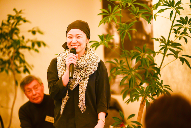 【写真】満面の笑みを浮かべながら参加者の前で話すつのださん