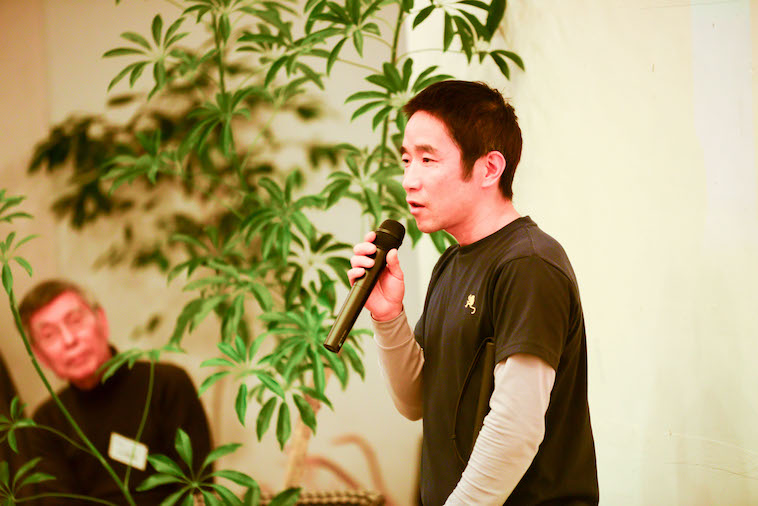 【写真】真剣な表情で参加者に向かって語りかける、こばやしさん