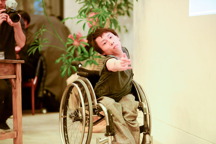 【写真】手をすっと伸ばし、パフォーマンスを披露するかんばらさん