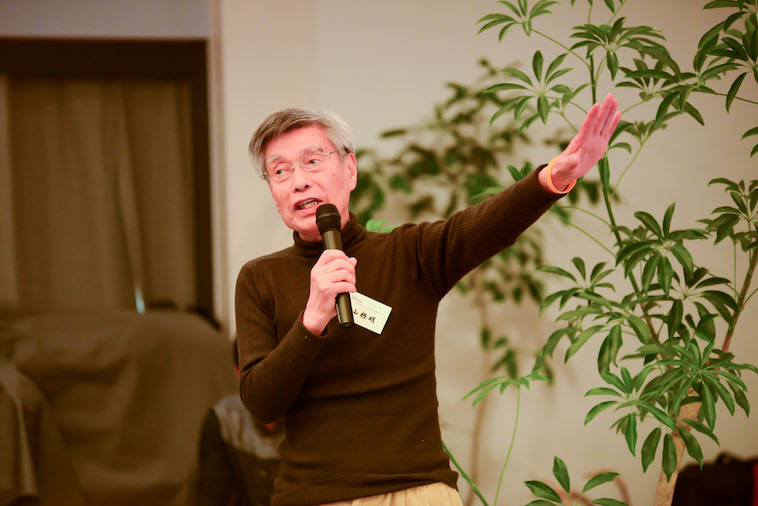 【写真】大きく手を広げ、身振り手振りを交えながら語るやまねさん