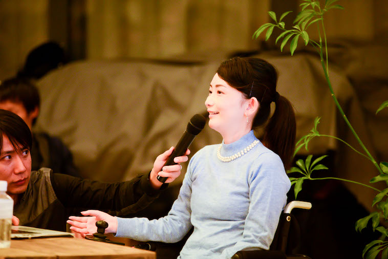 【写真】車椅子に座り、笑顔で話をするおださん