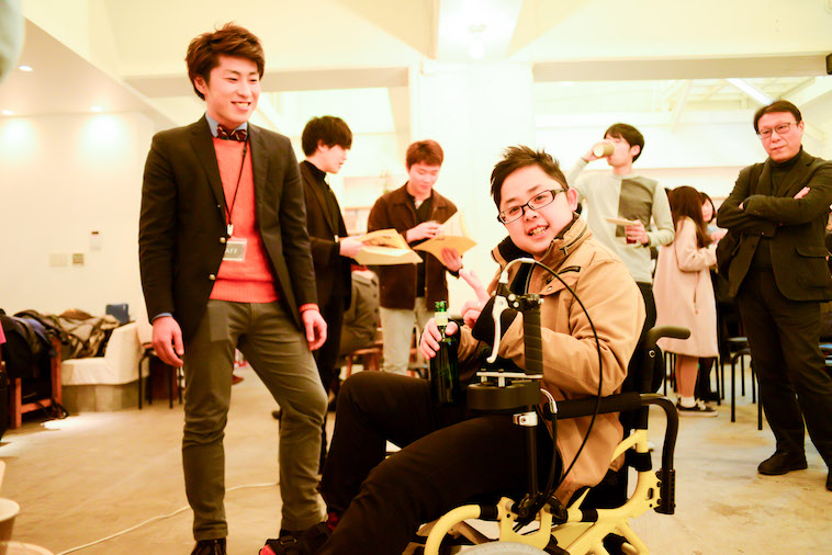 【写真】リハビリをサポートする車椅子、こぎーに試乗する参加者