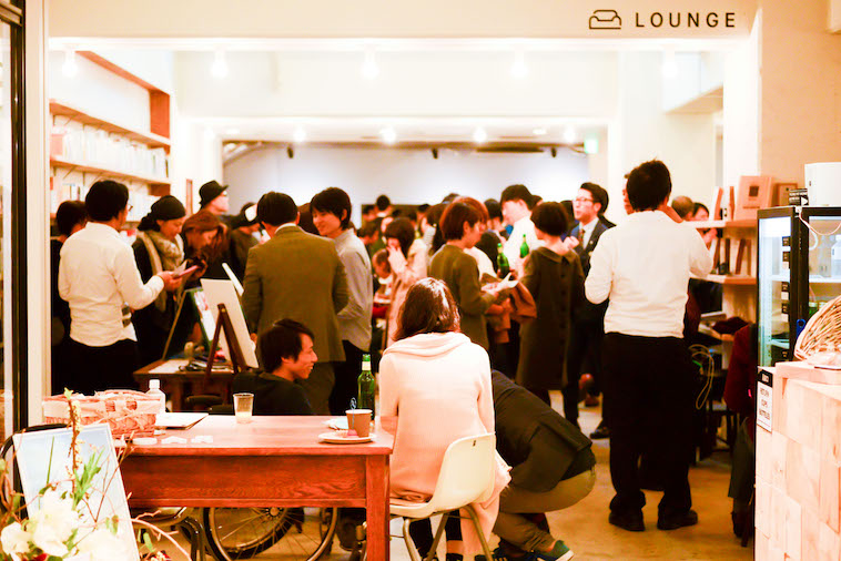 【写真】立食パーティを楽しむ参加者の様子