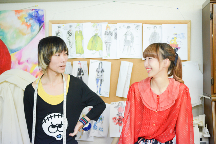 【写真】お互いを見合って微笑んでいるつるたたかふみさんと笑顔のいわさきさちよさん