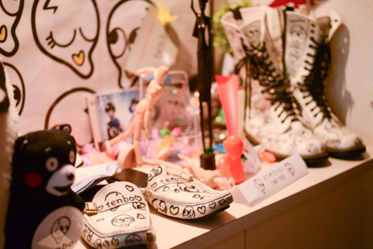 【写真】tenboの事務所の玄関には靴屋スリッパなどが置いてある