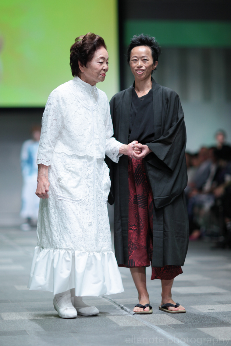 【写真】ランウェイで笑顔のそうまさんと緊張しているまきさん