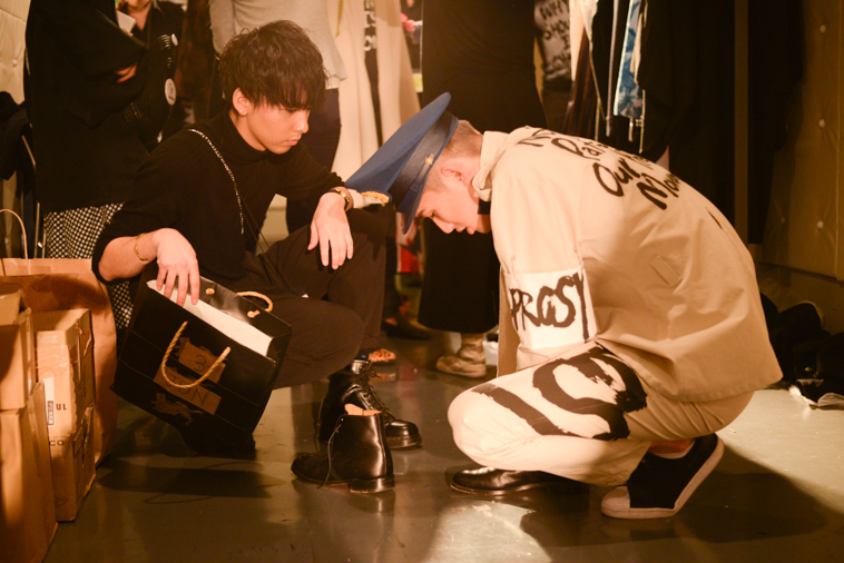 【写真】靴の最終チェックをするスタッフ